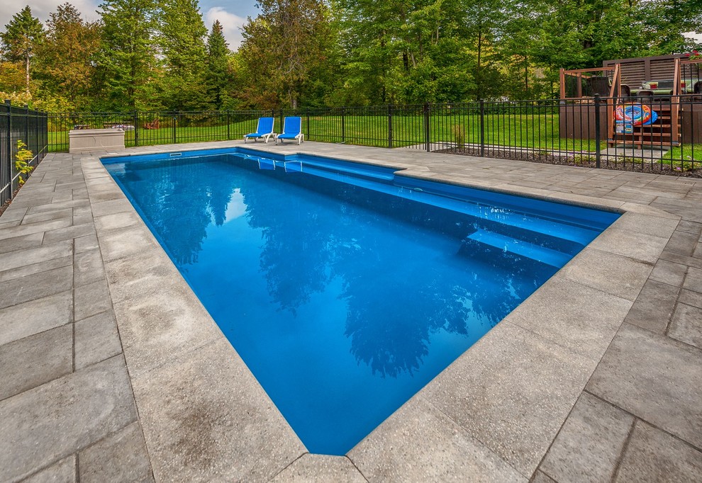 Cette photo montre une piscine arrière tendance de taille moyenne et rectangle avec des pavés en brique.