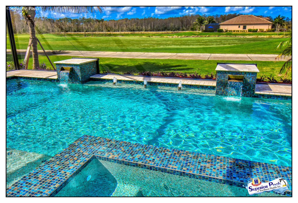 Idéer för en mellanstor klassisk pool på baksidan av huset, med en fontän och naturstensplattor