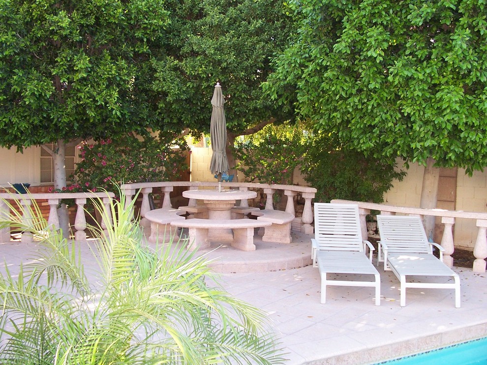Diseño de piscina tradicional rectangular en patio trasero con adoquines de piedra natural