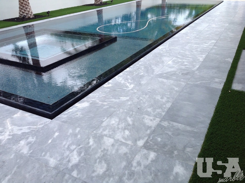 Mittelgroßer Moderner Pool hinter dem Haus in rechteckiger Form mit Natursteinplatten in Miami