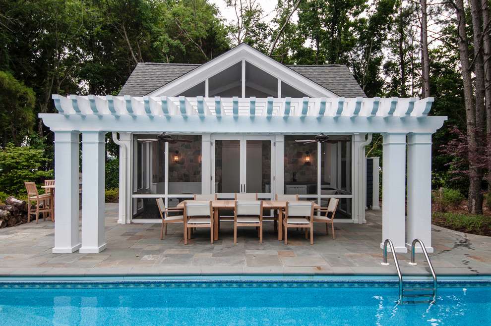 Diseño de casa de la piscina y piscina marinera grande rectangular en patio trasero con adoquines de piedra natural