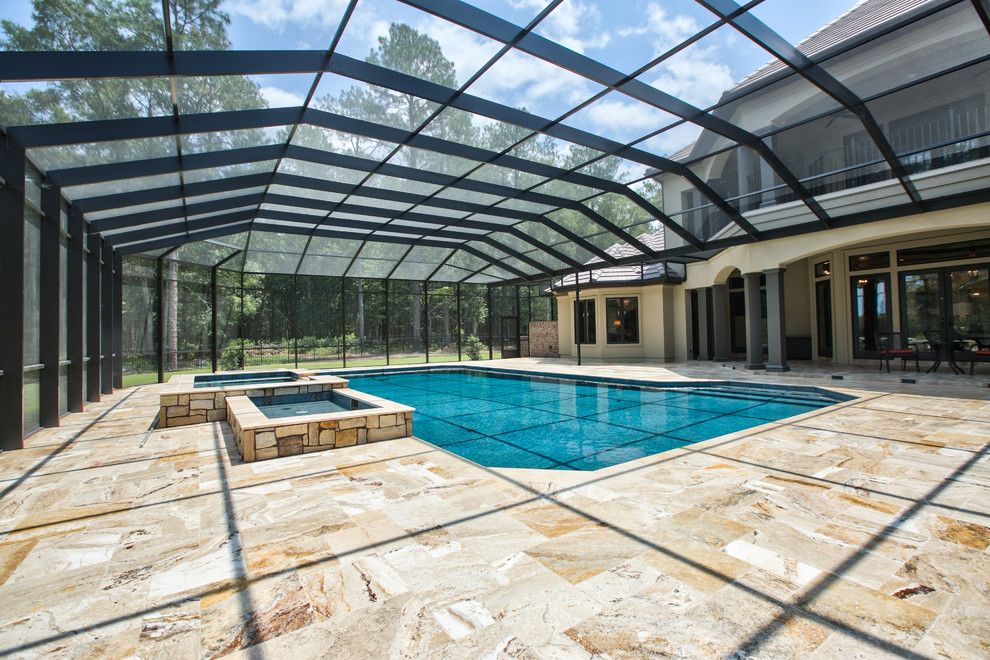 Immagine di una grande piscina monocorsia classica rettangolare dietro casa con una vasca idromassaggio e piastrelle