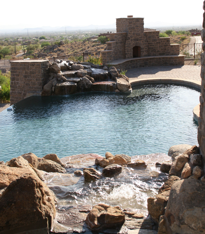 Mittelgroßer Mediterraner Pool hinter dem Haus in individueller Form mit Pflastersteinen in Phoenix