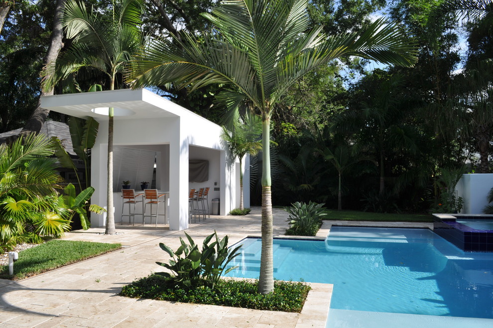 Imagen de piscina tropical a medida