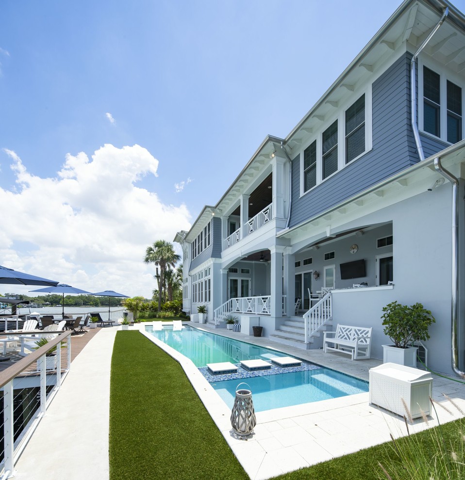 Großer Maritimer Pool hinter dem Haus in rechteckiger Form mit Betonboden in Tampa
