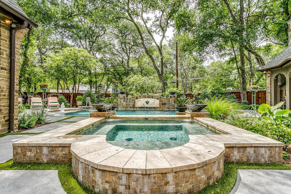 Foto de piscinas y jacuzzis alargados tradicionales extra grandes rectangulares en patio trasero con adoquines de piedra natural