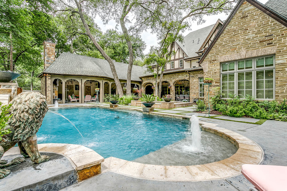 Diseño de piscina con fuente alargada clásica extra grande rectangular en patio trasero con adoquines de piedra natural