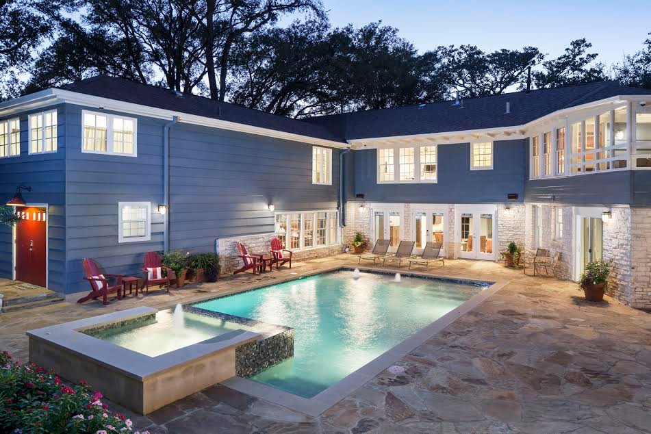 Стильный дизайн: большой прямоугольный бассейн на заднем дворе в современном стиле с джакузи и покрытием из каменной брусчатки - последний тренд