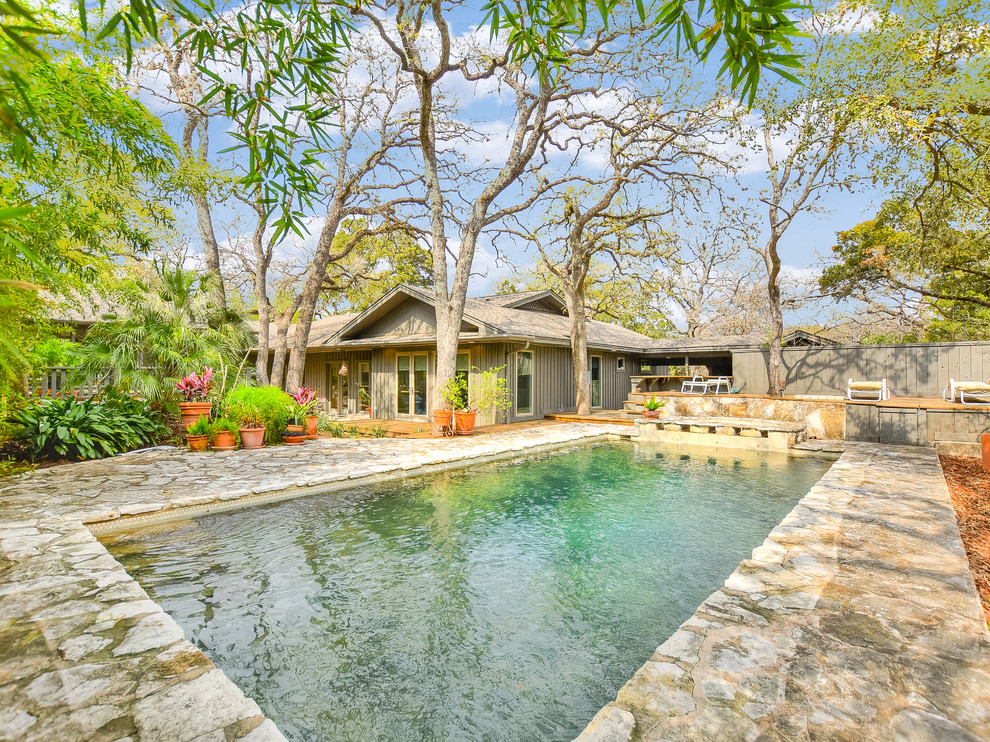Ispirazione per una piscina classica rettangolare con pavimentazioni in pietra naturale