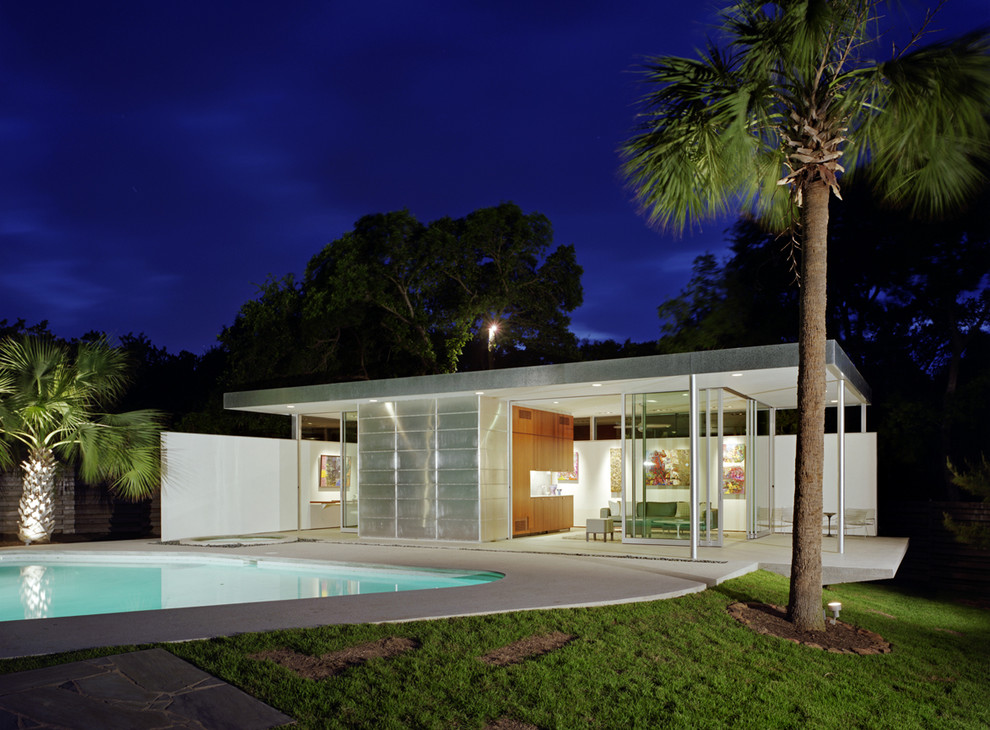 Свежая идея для дизайна: маленький бассейн в стиле модернизм с домиком у бассейна для на участке и в саду - отличное фото интерьера