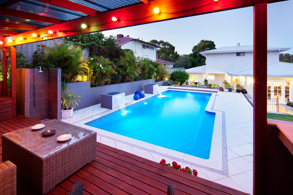 Diseño de piscina moderna grande en patio trasero