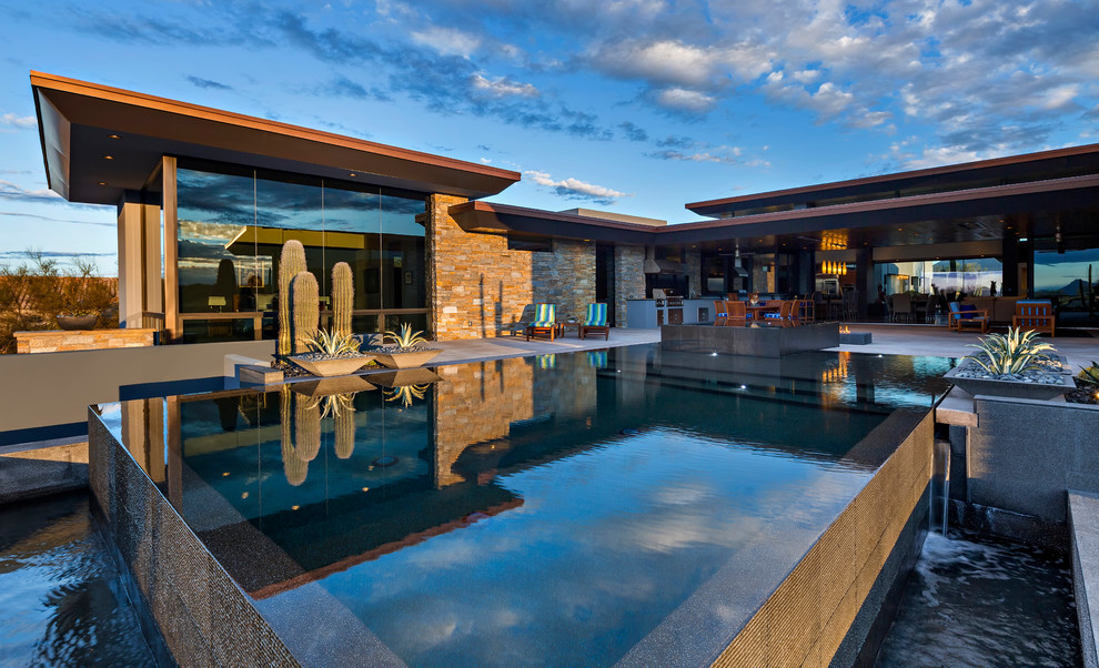 Imagen de piscina con fuente elevada de estilo americano a medida en patio trasero