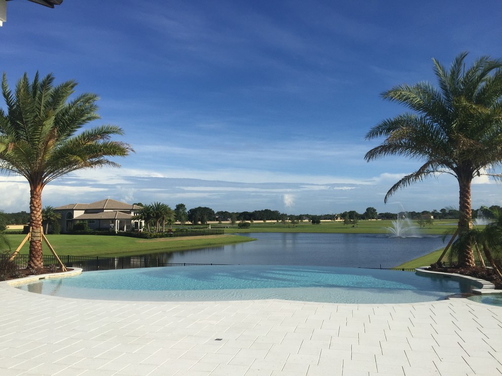 Großer, Gefliester Whirlpool hinter dem Haus in runder Form in Orlando