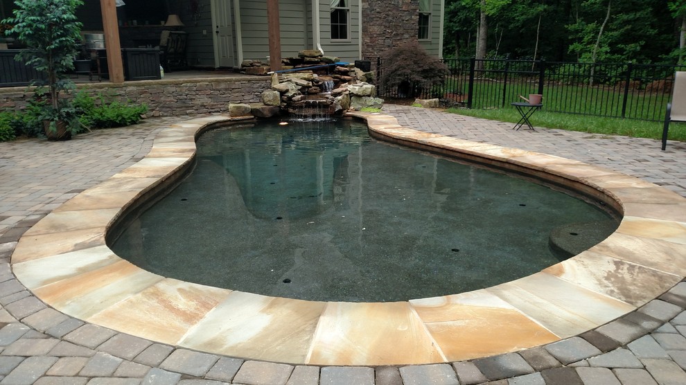 Idee per una piscina monocorsia rustica personalizzata di medie dimensioni e dietro casa con fontane e pavimentazioni in mattoni