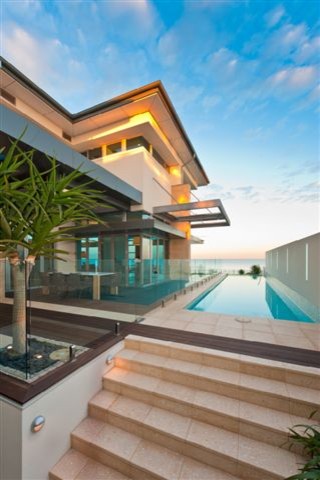 Inspiration pour un couloir de nage latéral design de taille moyenne et rectangle avec une terrasse en bois.