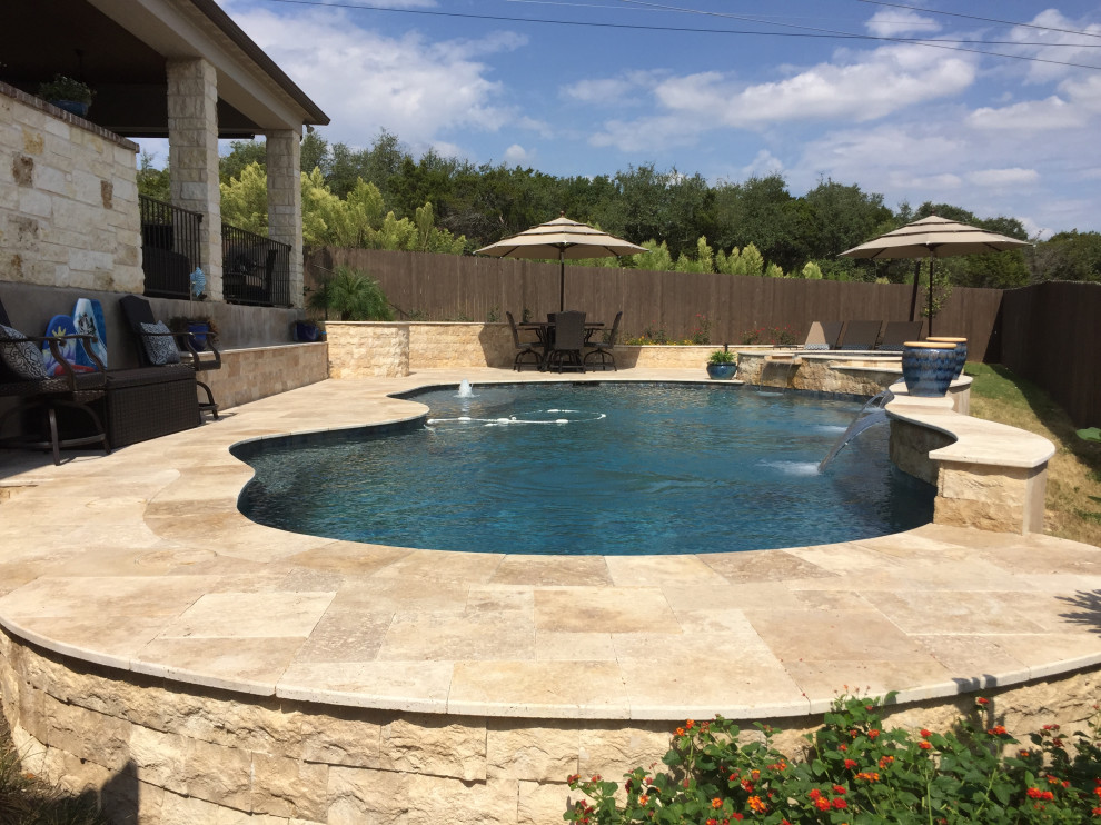 Oberirdischer, Großer Klassischer Pool hinter dem Haus in individueller Form mit Wasserspiel und Dielen in Austin