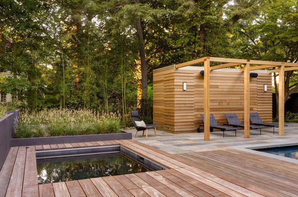Idées déco pour une piscine contemporaine rectangle avec un bain bouillonnant et une terrasse en bois.