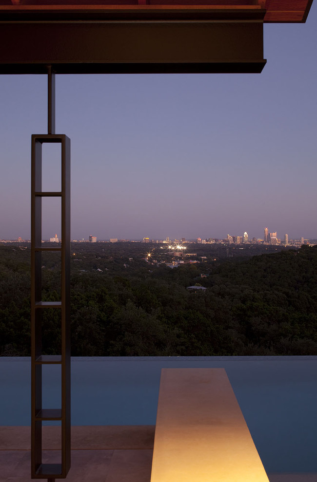 Großer, Gefliester Moderner Pool hinter dem Haus in L-Form in Austin