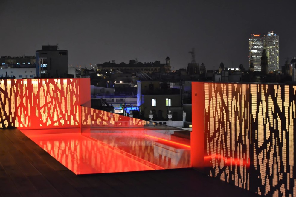 Mittelgroßer Moderner Pool auf dem Dach in rechteckiger Form mit Natursteinplatten in Barcelona