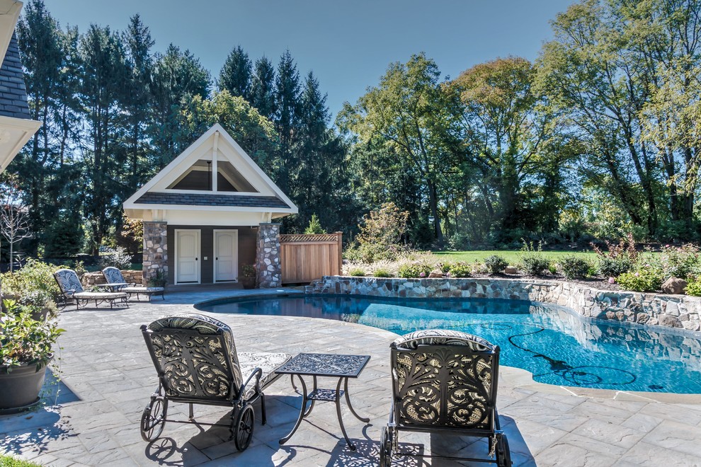 Пример оригинального дизайна: бассейн произвольной формы на заднем дворе в классическом стиле с домиком у бассейна