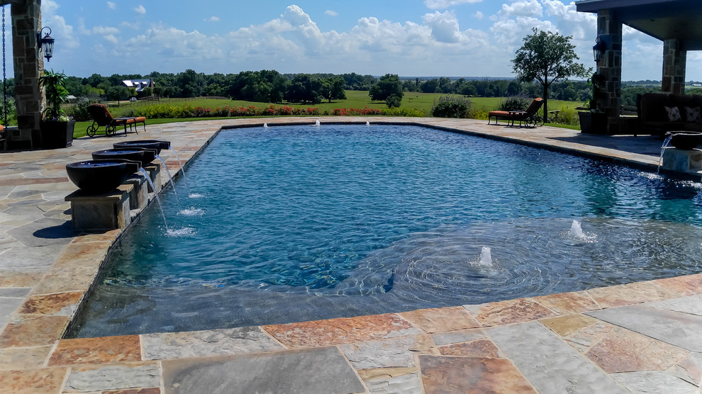 Пример оригинального дизайна: большой спортивный, прямоугольный бассейн на заднем дворе в классическом стиле с фонтаном и покрытием из каменной брусчатки