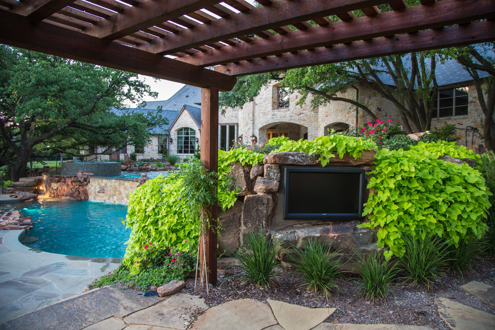 Modelo de piscina clásica extra grande a medida en patio trasero con adoquines de piedra natural