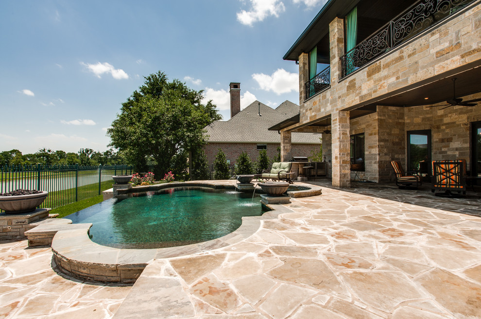 Klassischer Pool hinter dem Haus in individueller Form in Dallas