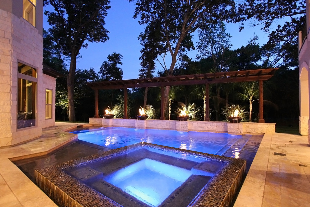 Modelo de piscinas y jacuzzis infinitos clásicos renovados grandes a medida en patio trasero con adoquines de piedra natural