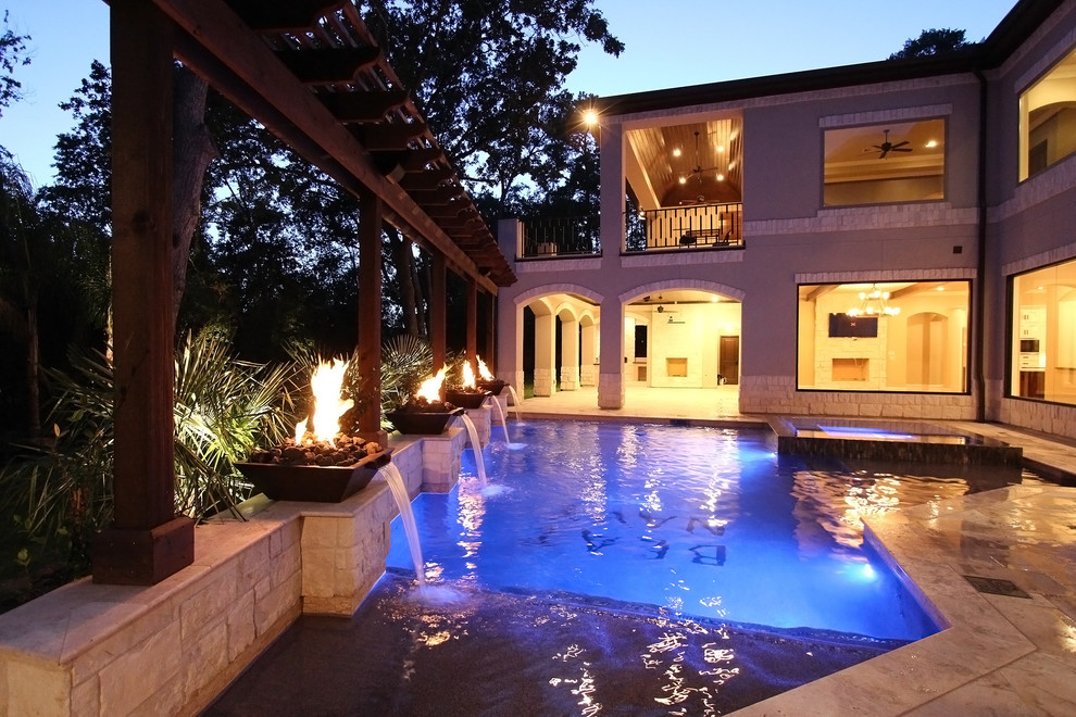 Großer Klassischer Pool hinter dem Haus in individueller Form mit Natursteinplatten in Houston