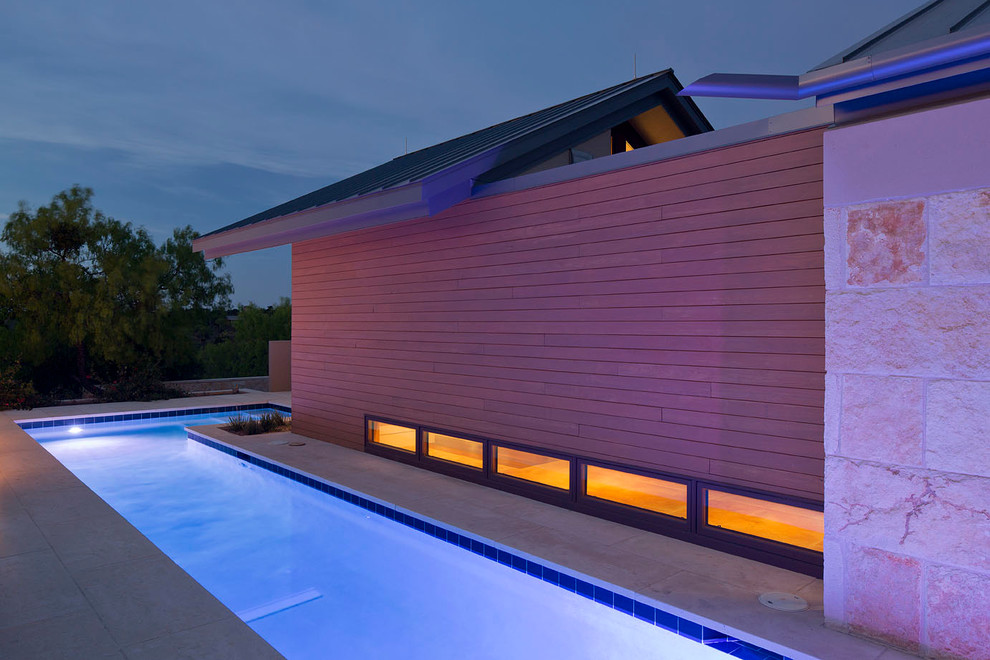 Idee per un'ampia piscina monocorsia contemporanea personalizzata in cortile con una dépendance a bordo piscina
