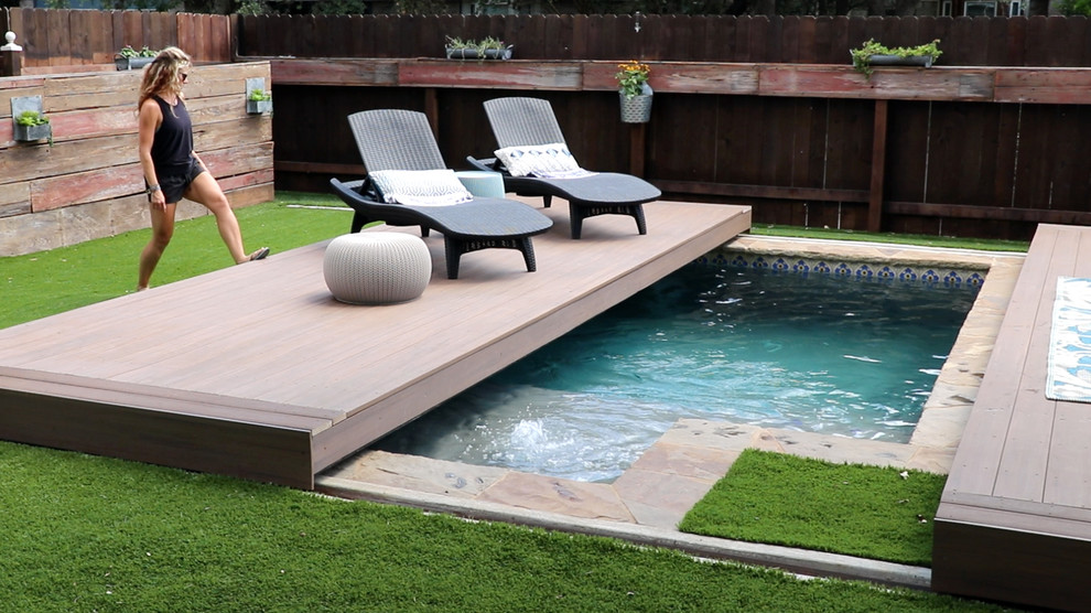 Exemple d'une petite piscine arrière moderne rectangle avec une terrasse en bois.