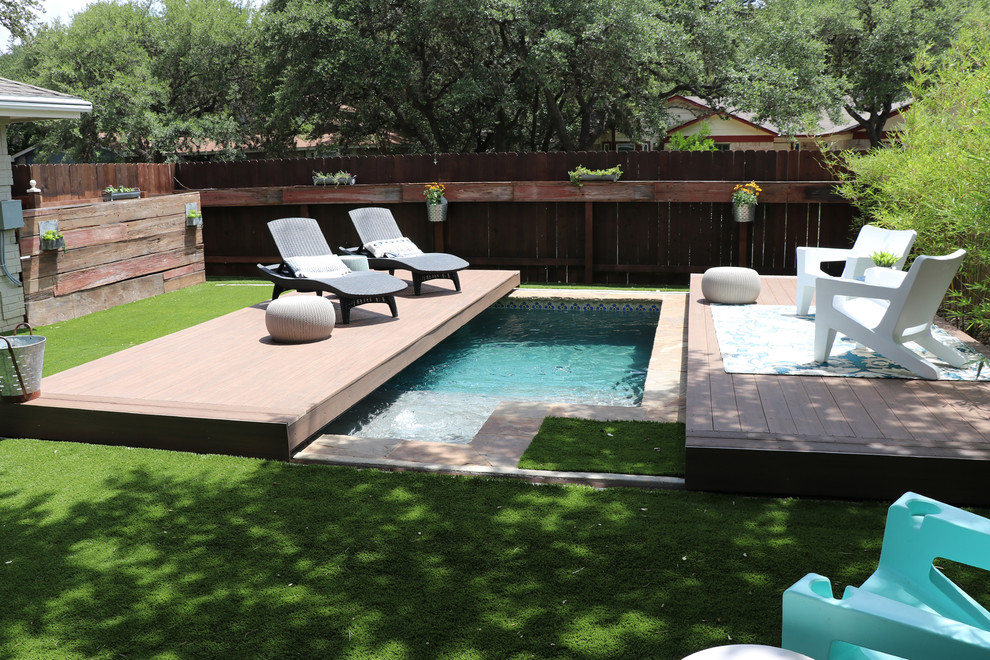Idée de décoration pour une petite piscine arrière minimaliste rectangle avec une terrasse en bois.