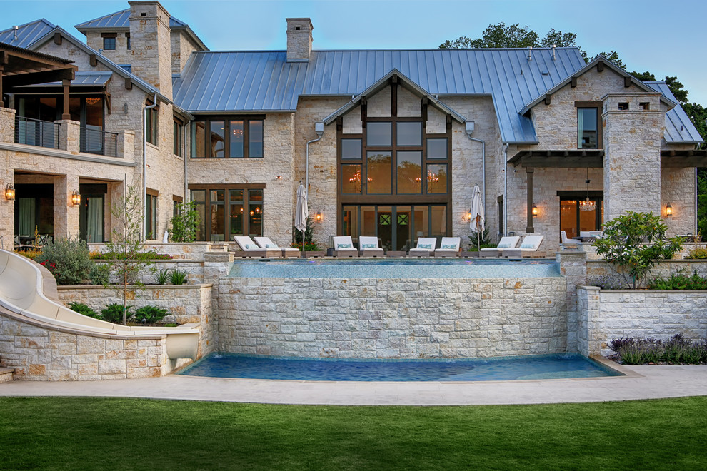 Großer Klassischer Pool hinter dem Haus in individueller Form mit Wasserrutsche und Natursteinplatten in Dallas