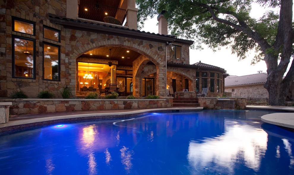 Geräumiger Mediterraner Pool hinter dem Haus in individueller Form mit Betonplatten in Austin