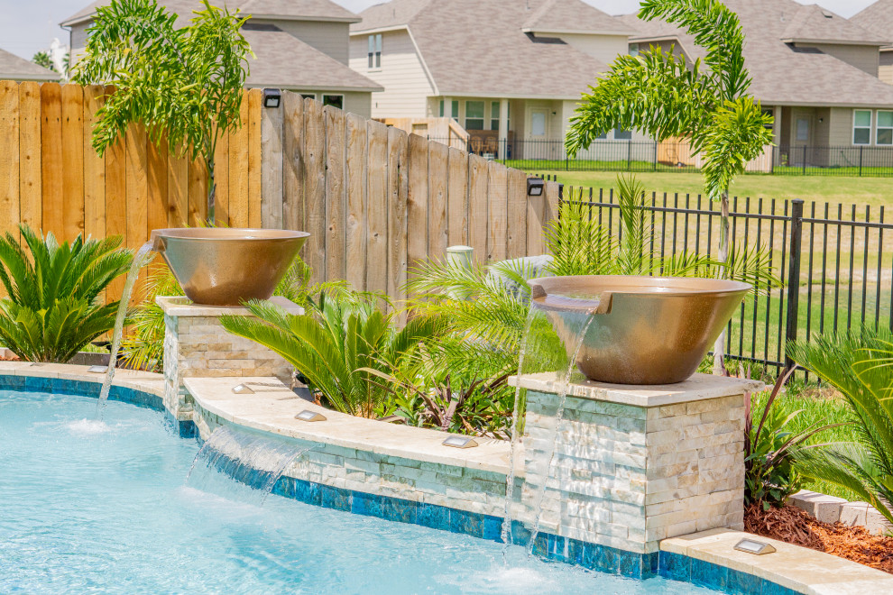 ヒューストンにあるラグジュアリーな小さなトロピカルスタイルのおしゃれな裏庭プールの写真