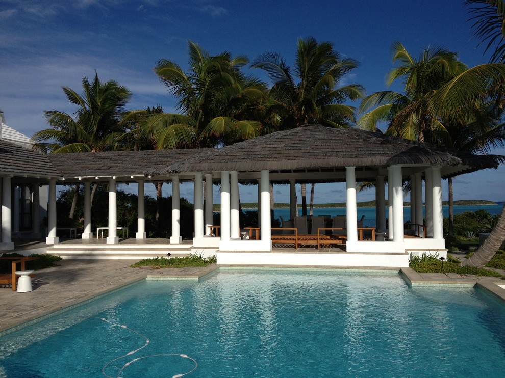 Diseño de piscina tropical rectangular