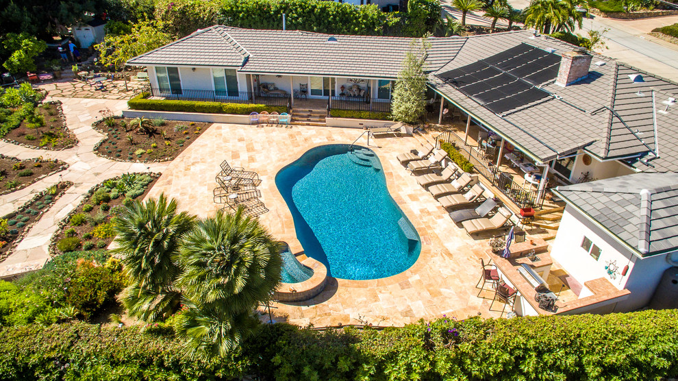 Mittelgroßer, Gefliester Klassischer Pool hinter dem Haus in individueller Form in San Diego
