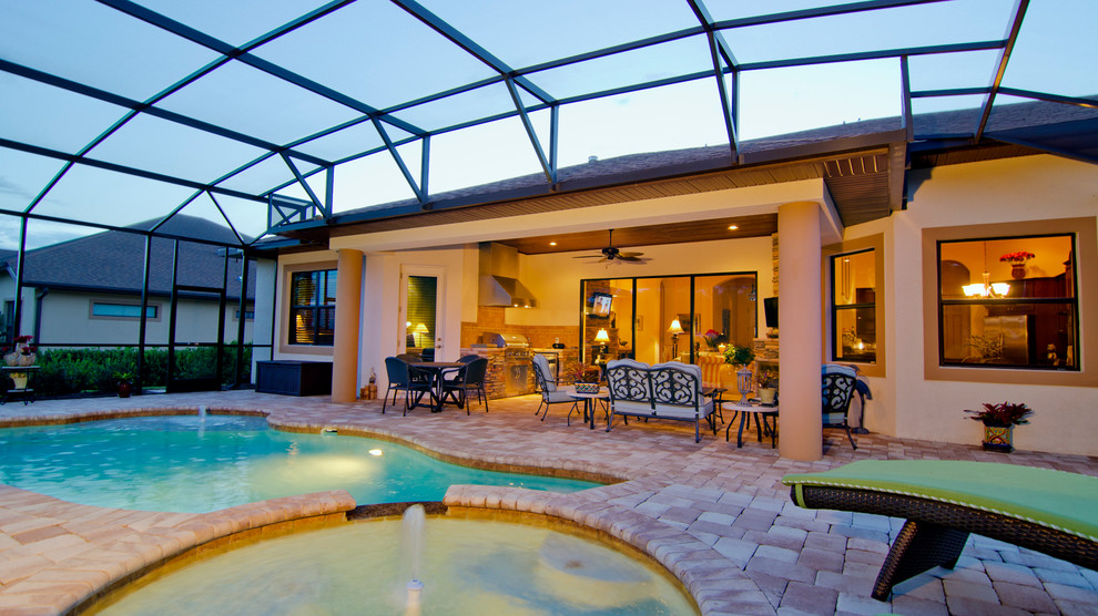 Imagen de piscinas y jacuzzis naturales clásicos grandes a medida en patio trasero con adoquines de ladrillo