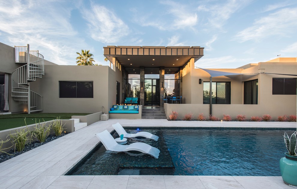 Idee per una grande piscina monocorsia minimal rettangolare dietro casa con fontane e pedane