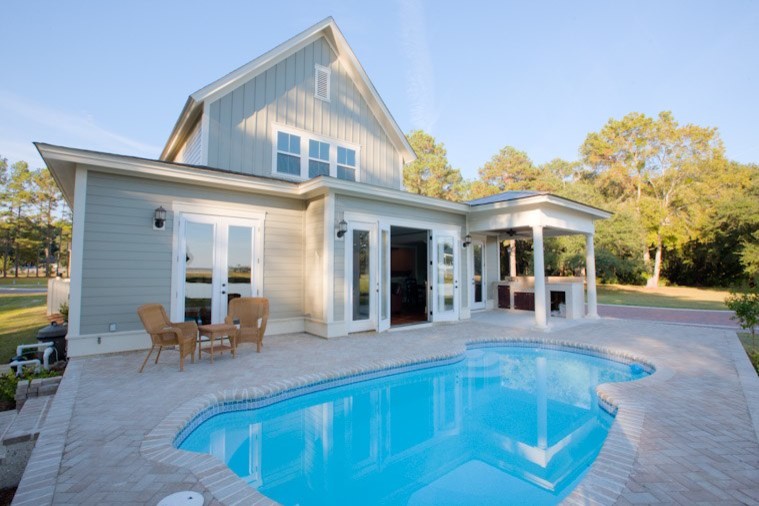 Imagen de piscina alargada de estilo americano de tamaño medio a medida en patio trasero