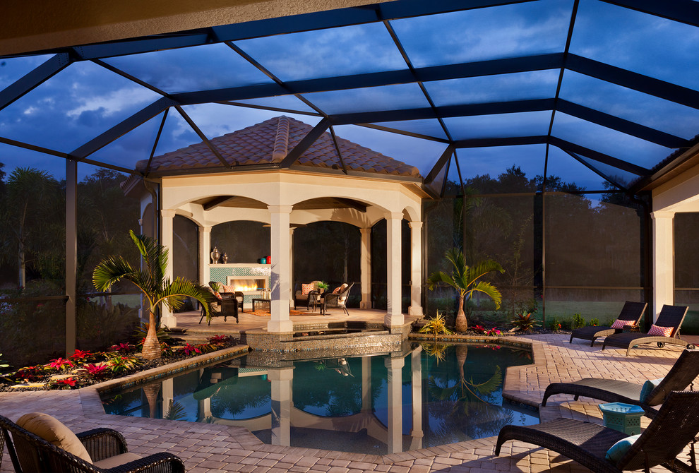 Modelo de casa de la piscina y piscina clásica renovada extra grande a medida en patio trasero