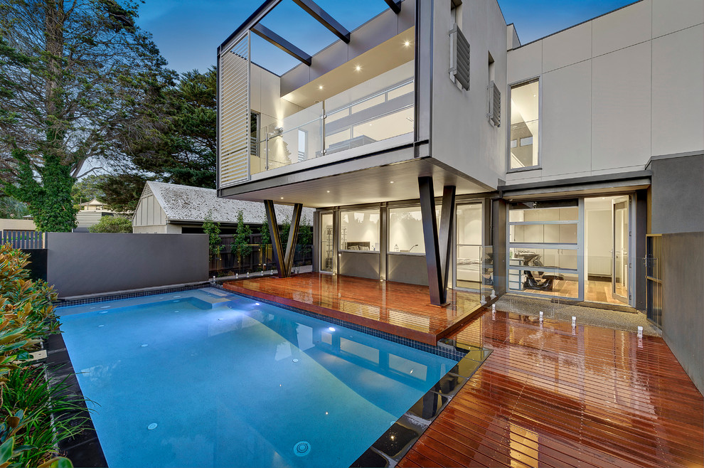 Moderner Pool hinter dem Haus in rechteckiger Form in Melbourne