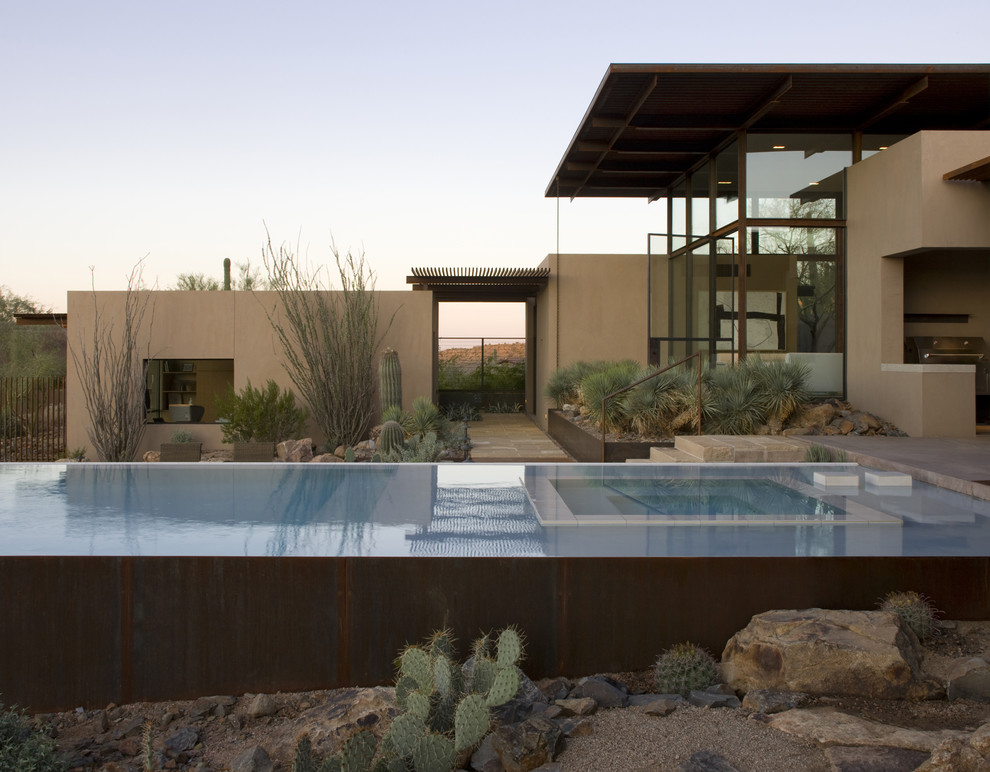 Inspiration for a southwestern infinity pool remodel in Phoenix