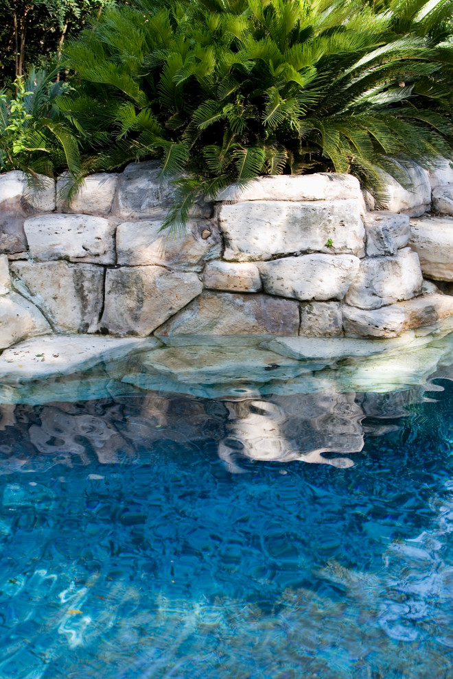 На фото: естественный бассейн произвольной формы, среднего размера на заднем дворе в стиле рустика с мощением клинкерной брусчаткой и джакузи