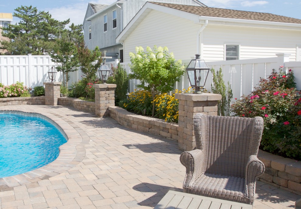 Esempio di una piscina naturale minimal personalizzata di medie dimensioni e dietro casa con pavimentazioni in mattoni