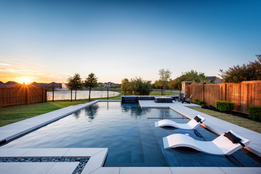 Cette image montre une piscine arrière minimaliste de taille moyenne et sur mesure avec un point d'eau.