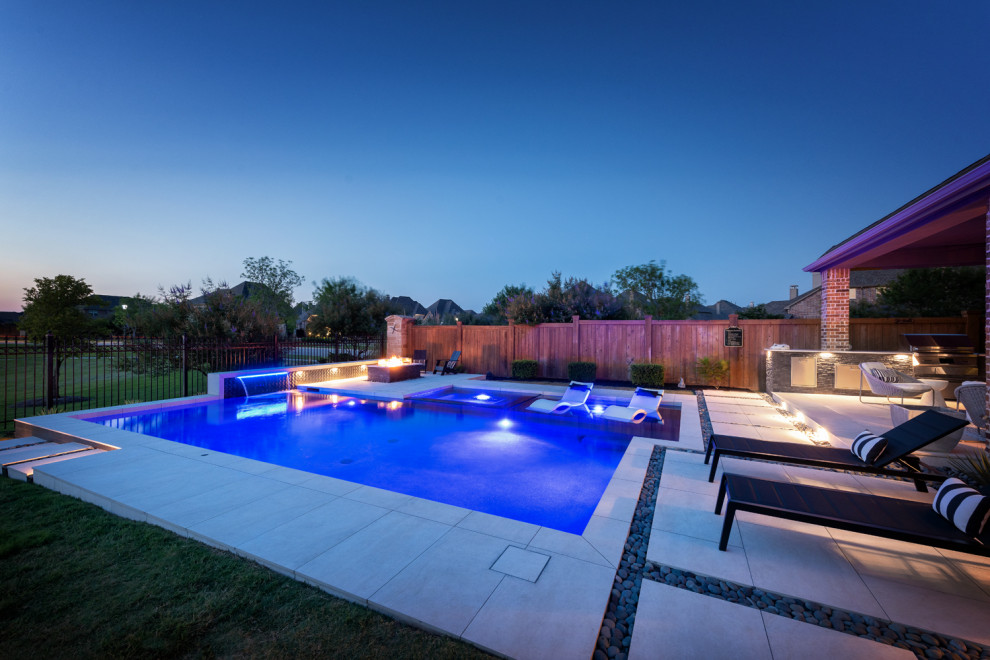 Пример оригинального дизайна: бассейн среднего размера, произвольной формы на заднем дворе в стиле модернизм с фонтаном