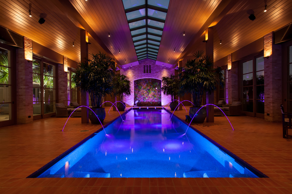 オースティンにあるラグジュアリーな広いトラディショナルスタイルのおしゃれな屋内プール (噴水、レンガ敷き) の写真