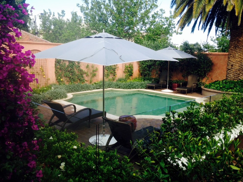На фото: маленький бассейн произвольной формы на внутреннем дворе в классическом стиле для на участке и в саду