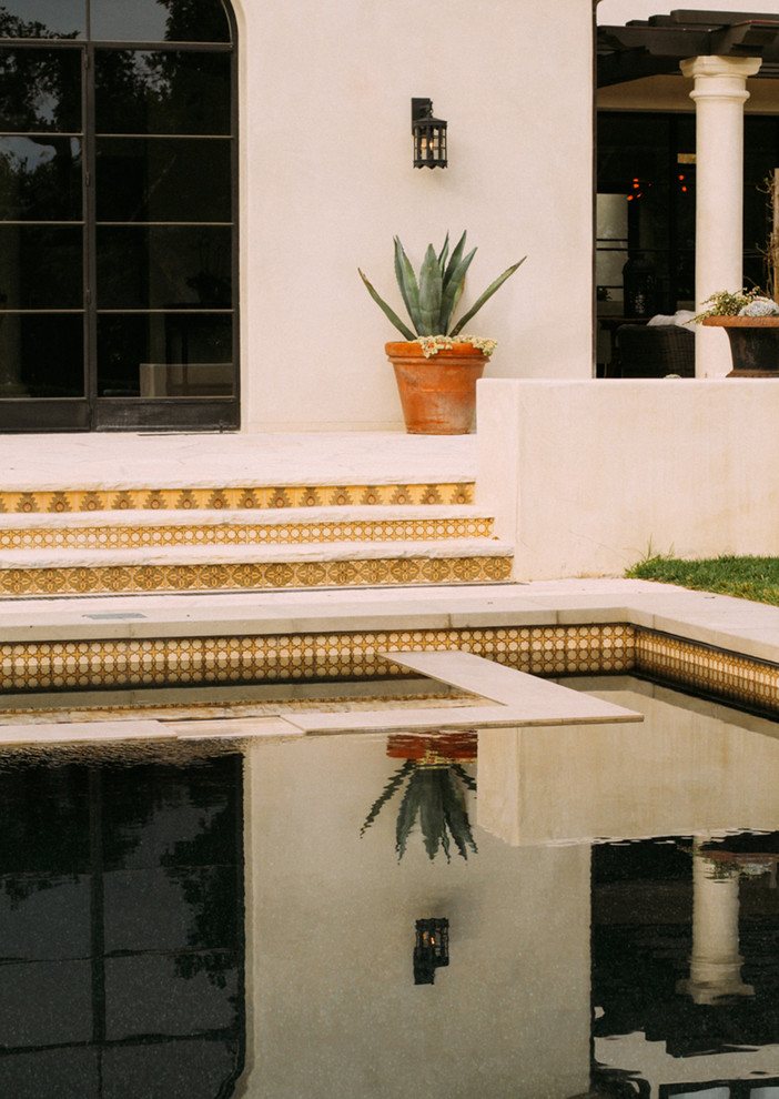 Inspiration för en stor medelhavsstil rektangulär gårdsplan med pool, med spabad och betongplatta